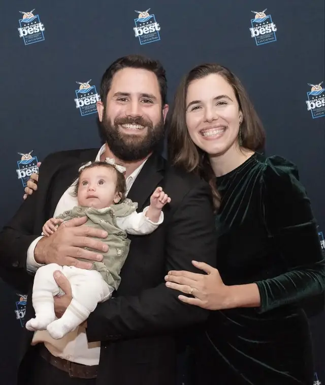 Vini, a esposa e a filha bebê na festa do Cape Cod's Best