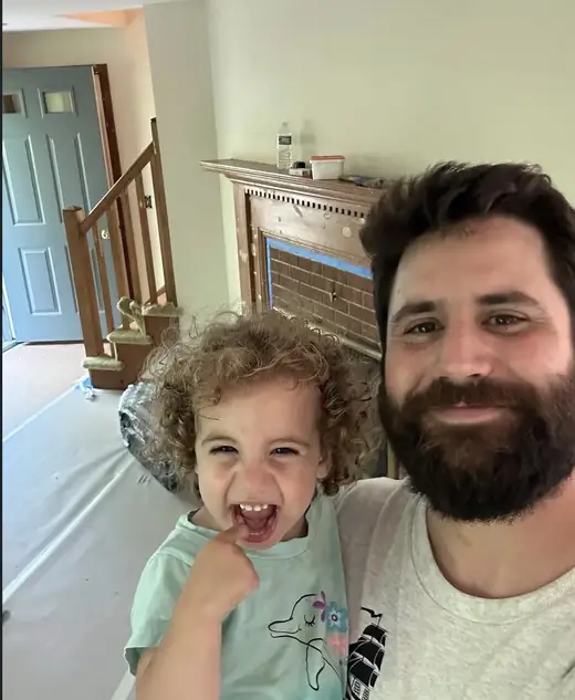 Vini com a filha numa casa em obra