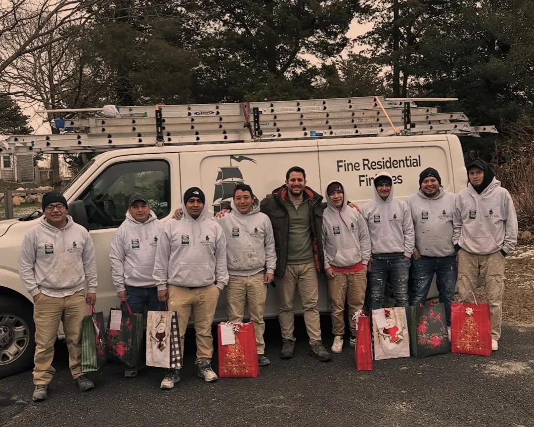 Equipe da Mainsail em frente à van, no Natal