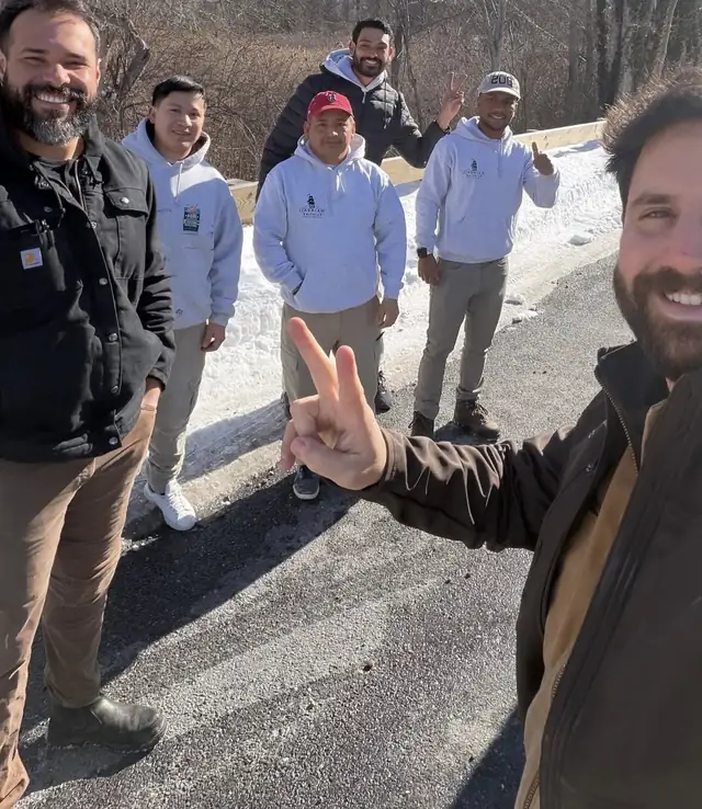Equipe numa estrada com neve