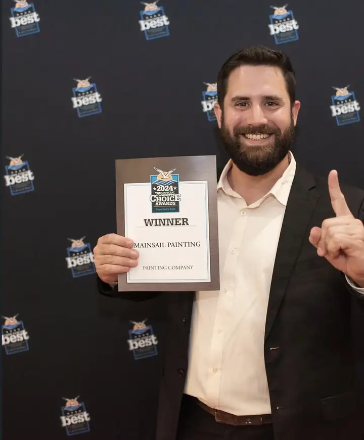 Vini segurando o certificado de melhor empresa de pintura do Cape Cod
